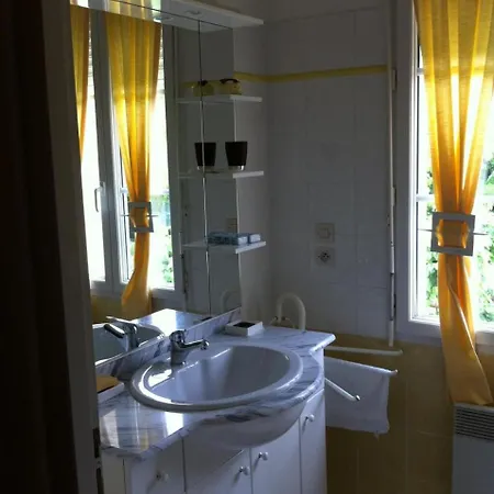 De Charme Aux Portes De Castillon La Bataille Holiday home *