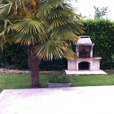 Holiday home De Charme Aux Portes De Castillon La Bataille